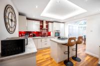 Cosy 3-Bed House l Garden l Free Parking l Stretford l Sleeps 7 l Book today with The Cosy Corner Nationwide - Chambres d'hôtes Manchester