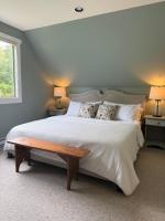 Private Loft Retreat Walk to Beach & Town - Bed and Breakfast Qualicum Beach