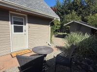Private Loft Retreat Walk to Beach & Town - Bed and Breakfast Qualicum Beach
