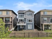 Airdrie 3BR Lake-View Home – King Suite, Fireplace, Central AC, Double Garage - B&B Airdrie