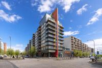 Stylish City Centre Apartment at The Vizion - Balcony, Free Parking, Fast WiFi and 50'' Smart TV by Yoko Property - Bed and Breakfast Milton Keynes