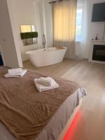 Luxury Studio Craiova -Fireplace & Bathtub - B&B Malu Mare
