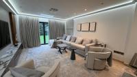 LUX LIVIN' - 4 Bed Large Luxury Home in Hale Barns - B&B Hale