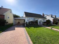 Spacious 4BR Entire House w Parking, Sleeps 10 - Direct NYC Train in 45 min - B&B Hicksville