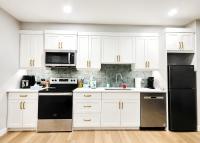 Private Luxury Retreat - King Bed - Full Kitchen - Bed and Breakfast Calgary