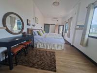 Habitación con cama extragrande y balcón