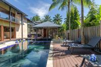Allawah Private Estate with Pool & Tennis Court, Sleeps 10 - Bed and Breakfast Port Douglas