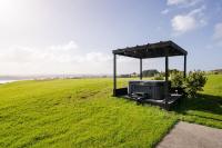Farmhouse with Coastal Views - B&B Wharehine