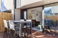 Effortless City-Fringe Stay with Gated EV Carpark - Chambres d'hôtes Christchurch