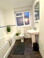 Funky Stylish Apartment! - 5 Minute Walk to the Best Beach! - Great Location - Parking - Fast WiFi - Smart TV - Newly decorated - sleeps up to 4! Close to Bournemouth & Poole Town Centre & Sandbanks - Chambres d'hôtes Bournemouth