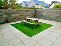 NEW Beautiful Large 3 bedroom House - 5 Minutes to the nearest Beach! - Great Location - Garden - Parking - Fast WiFi - Smart TV - Newly decorated - sleeps up to 7! Close to Poole & Bournemouth & Sandbanks - Chambres d'hôtes Lytchett Minster