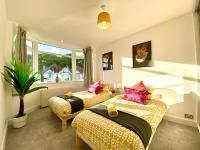 2 Min Walk to the Best Beach! Stunning Newly Refurbished Stylish 2 Bedroom Apartment! - Great Location - FREE Parking - Fast WiFi - Smart TV - sleeps up to 4! Close to Bournemouth & Poole Town Centre & Sandbanks - B&B Bournemouth