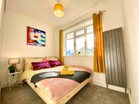 2 Min Walk to the Best Beach! Stunning Newly Refurbished Stylish 2 Bedroom Apartment! - Great Location - FREE Parking - Fast WiFi - Smart TV - sleeps up to 4! Close to Bournemouth & Poole Town Centre & Sandbanks - B&B Bournemouth
