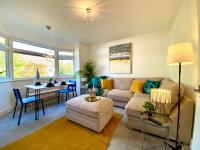 2 Min Walk to the Best Beach! Stunning Newly Refurbished Stylish 2 Bedroom Apartment! - Great Location - FREE Parking - Fast WiFi - Smart TV - sleeps up to 4! Close to Bournemouth & Poole Town Centre & Sandbanks - B&B Bournemouth