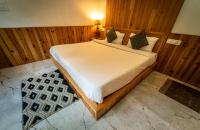 The Mountain Hideout Cafe & Home Stay - B&B Shoja