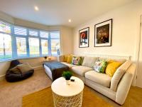 Spacious 3 Bedroom House - 5 Minutes to the nearest Beach! - Great Location - Garden - Parking - Fast WiFi - Smart TV - Newly decorated - sleeps up to 7! Close to Poole & Bournemouth & Sandbanks - Ferienwohnung Lytchett Minster