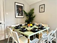 Massive 4 bedroom Duplex Apartment - Sleeps up to 10 People - Free Parking - 5 Minutes to the Best Beach! - Great Location - Fast WiFi - Smart TV - Newly decorated - sleeps up to 10! Close to Bournemouth & Poole Town Centre & Sandbanks - B&B Bournemouth