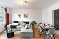 Spacious 6BR London Home Sleeps 18 Near Tube - B&B London