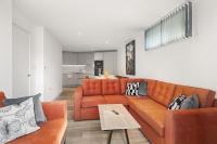 Awesome Wembley Apartment Sleeps 11 - Bed and Breakfast Preston