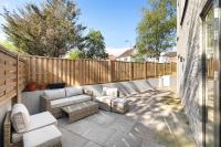 Awesome Wembley Apartment Sleeps 11 - Bed and Breakfast Preston