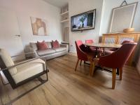 2025 Award Winner Liverpool Peach House - 4 Bedrooms - B&B Liverpool