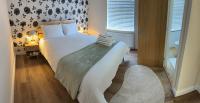 New Build Ensuite Room Near Newport Train Station - B&B Newport