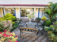 Santorini Guesthouse - B&B East London
