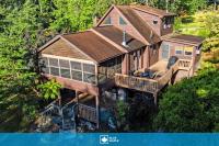 Group-friendly cabin w hot tub & deck - Chambres d'hôtes Great Cacapon