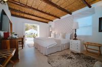 Habitación con cama extragrande.