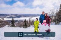 Chalet Brise du Nord with Private Spa and Pool Table & Games, Lake - B&B Chertsey
