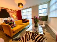 Luxurious Studio Apartment - 1 Minute walk to Poole Quay - Great Location - Free Parking - Fast WiFi - Smart TV - Newly decorated - sleeps up to 2! Close to Poole & Bournemouth & Sandbanks - Bed and Breakfast Poole