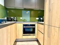 Chic Modern Apartment Suite - Free Parking & WiFi! - 1 Minute walk to Poole Quay - Great Location - Free Parking - Fast WiFi - Smart TV - Newly decorated - sleeps up to 2! Close to Poole & Bournemouth & Sandbanks - Chambres d'hôtes Poole