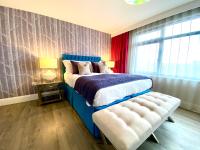 Stunning 3 bedroom Penthouse Apartment - Free Parking & WiFi - 1 Minute walk to Poole Quay - Great Location - Free Parking - Fast WiFi - Smart TV - Newly decorated - sleeps up to 6! Close to Poole & Bournemouth & Sandbanks - B&B Poole