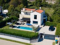 Modern 300m2 Villa - King Beds & Leisure Zone - B&B Kringa