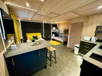 Stunning Secret Studio - Beach Retreat - Sleeps 4 - Bed and Breakfast Bournemouth