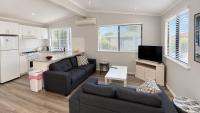 Budgie Smuggler - Cabin 96 Geographe Bay Holiday Park - Bed and Breakfast Broadwater