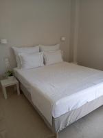 Zimmer mit Kingsize-Bett und Balkon