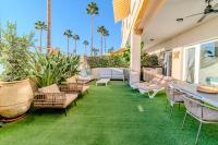 Apartamentos LOLA y MANUELA en primera línea playa Carihuela con excelente Terraza-jardin de 80 m2 frente al Mar con aparcamiento privado Ideal para descansar oyendo las olas del Mar - Chambres d'hôtes Torremolinos