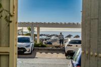 Apartamentos LOLA y MANUELA en primera línea playa Carihuela con excelente Terraza-jardin de 80 m2 frente al Mar con aparcamiento privado Ideal para descansar oyendo las olas del Mar - Chambres d'hôtes Torremolinos