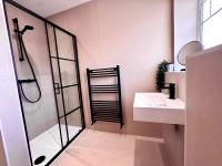 WOW! 4-Bed Home Newly Renovated! Great Location! Near to Poole, Bournemouth, Sandbanks & Lighthouse Theatre - Chambres d'hôtes Poole