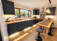 New city flat, 3 x double bed en-suite bedrooms, private kitchen & lounge, free private parking & own workspaces - B&B Exeter