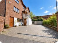 New city flat, 3 x double bed en-suite bedrooms, private kitchen & lounge, free private parking & own workspaces - B&B Exeter