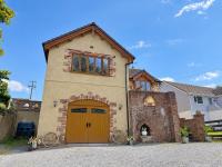 Stunning country brick, beach house with hot tub - B&B Benllech