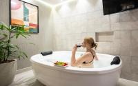 Queen Suite with Spa Bath