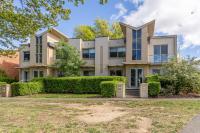 3BR Modern Apt Prime Location 7 Mins to CBD - Hosted by Canstay - B&B Canberra