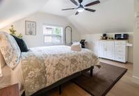 Cozy 2BR Retreat, Fast WiFi, Parking & Transit - B&B Vancouver