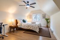 Cozy 2BR Retreat, Fast WiFi, Parking & Transit - B&B Vancouver
