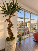 Penthouse 2 Bedroom with Hollywood Sign View! - B&B Los Angeles