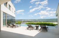 Luxury Villa Blue with a pool - B&B Zmijavci