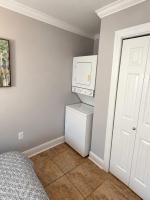 LSU loc - Pool - Parking lot - Bedroom TV - WD - B&B Baton Rouge
